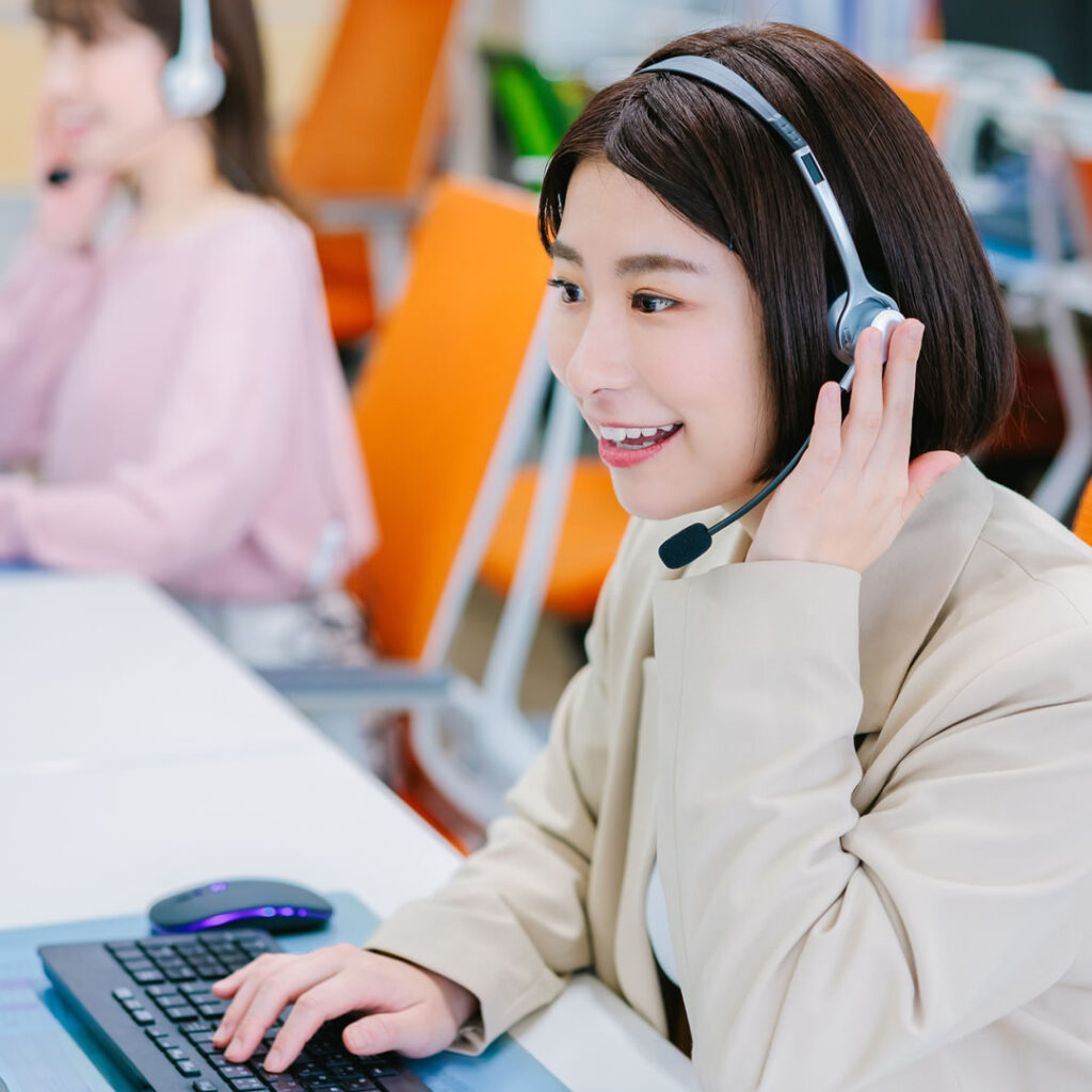 テレアポしている女性