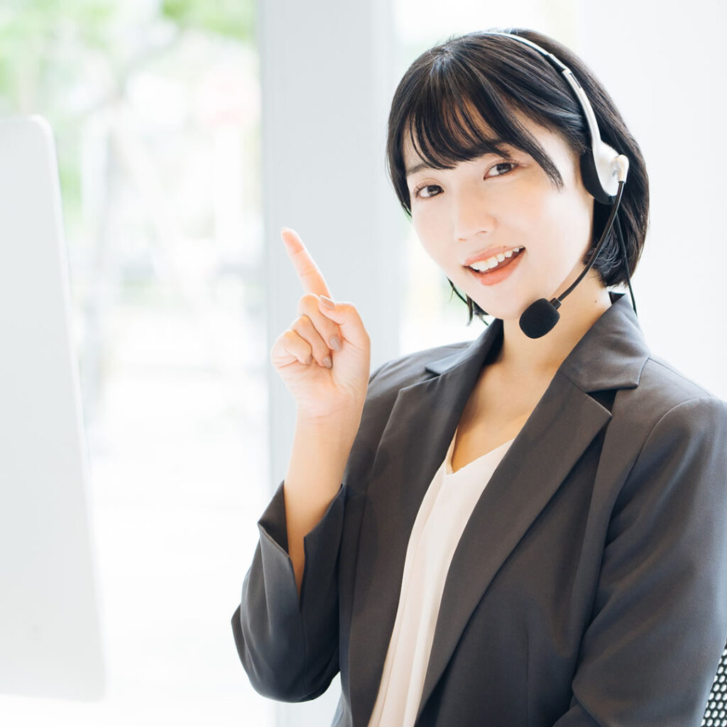 テレアポ代行の仕組みと概要を説明している女性