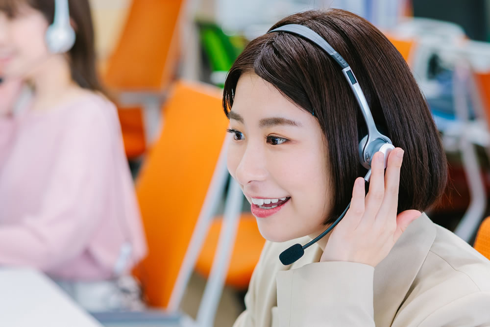 テレアポしている女性
