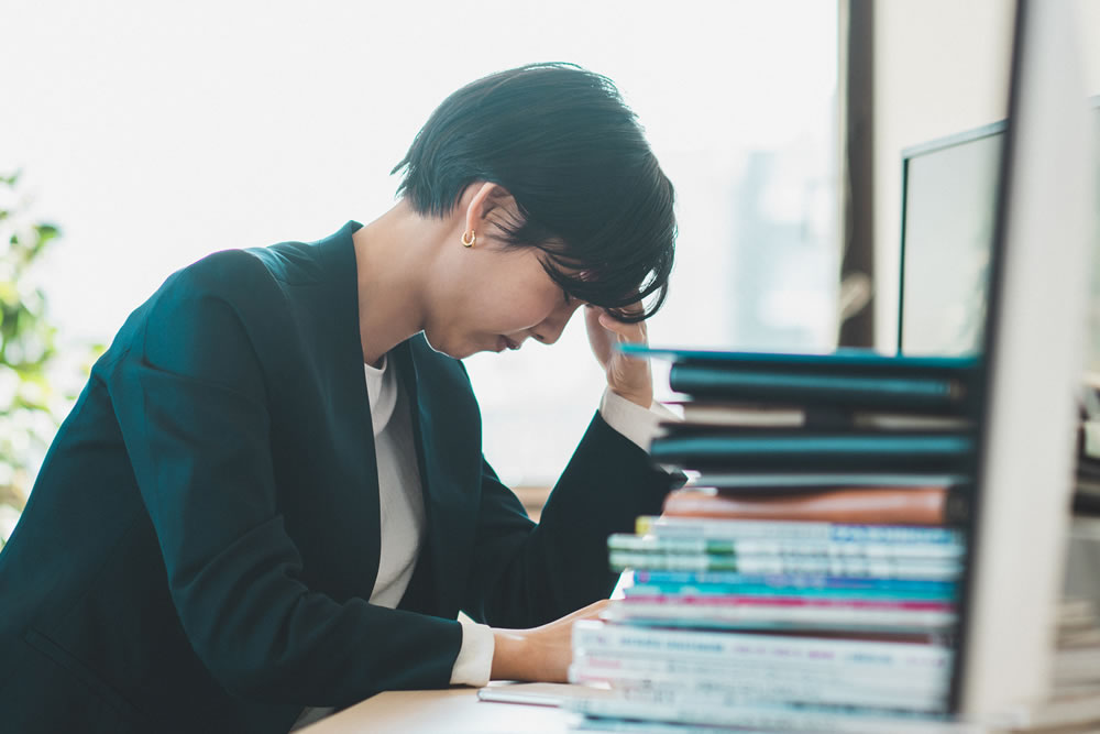 営業不足で悩んでいる女性