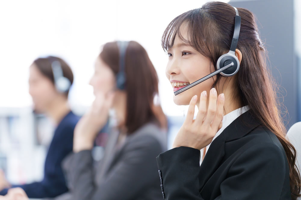 女性がテレアポしている様子