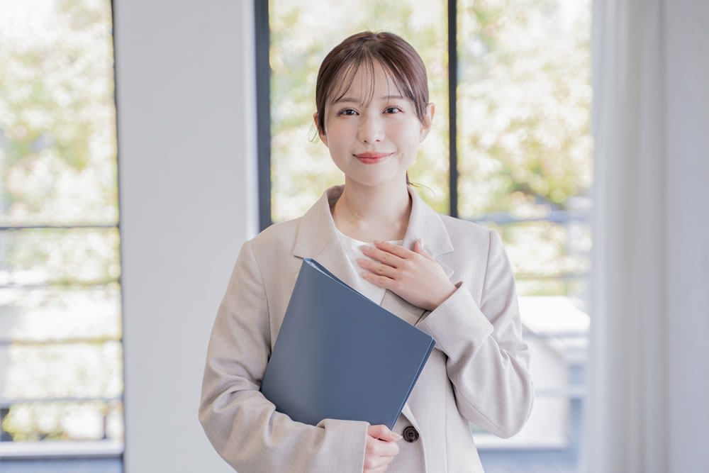 女性が向いている業界を説明している女性