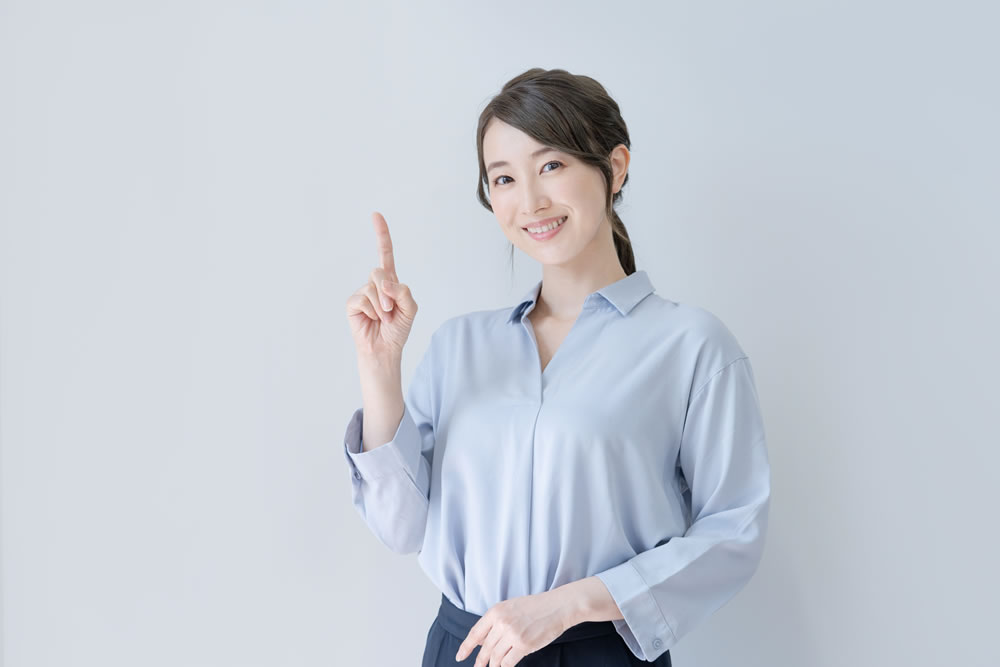 女性営業代行を選ぶ際のポイントを説明している女性