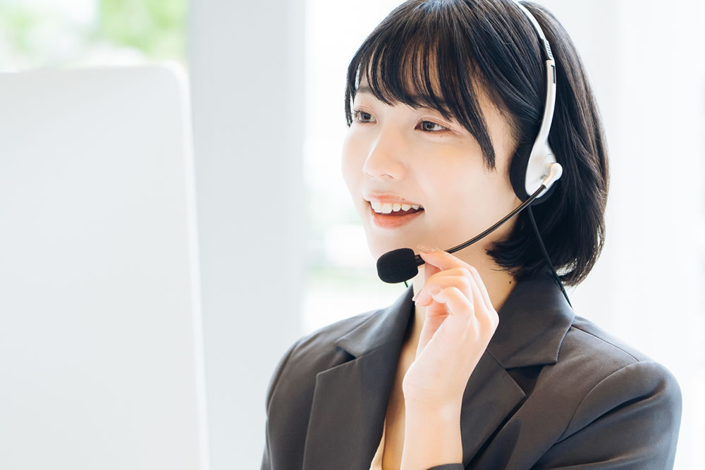 教育業界で営業代行を活用するメリットを紹介している女性