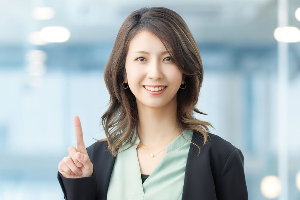 教育業界で営業代行を活用する際の注意点を説明する女性